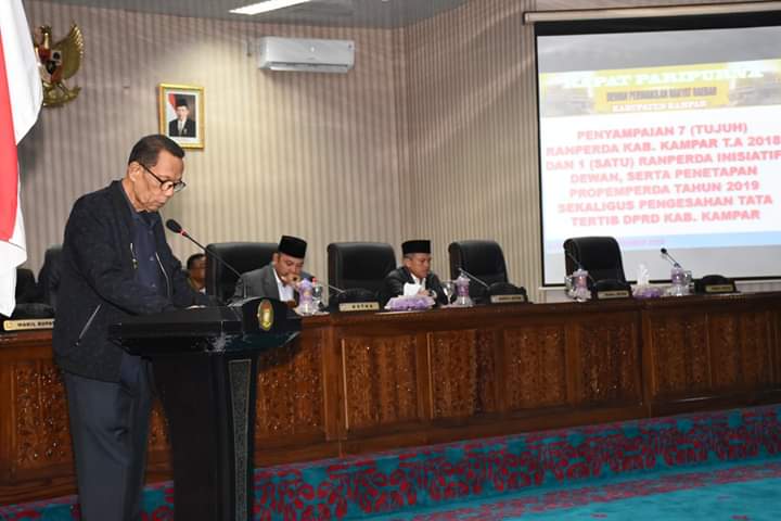 1542093815-RiauBertuah co-Terlihat Bupati Azis Zaenal, SH, MM Saat Memberikan Sambutan Pada Sidang Paripurna