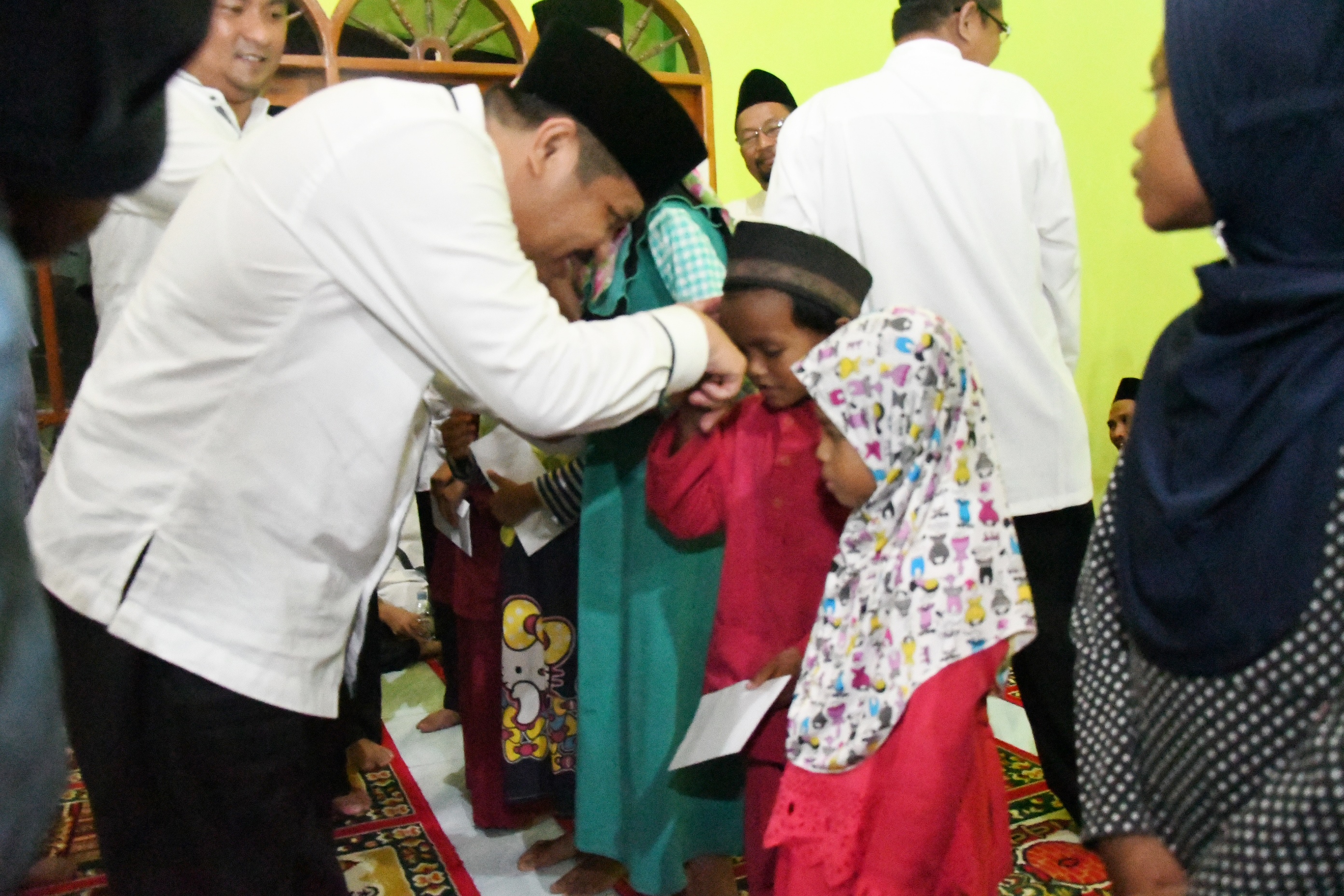1558065064-RiauBertuah co-Amril Mukminin menyerahkan bantuan dan santunan kepada 128 penerima di Masjid Al- Falah Desa Sepotong Kecamatan Siak Kecil