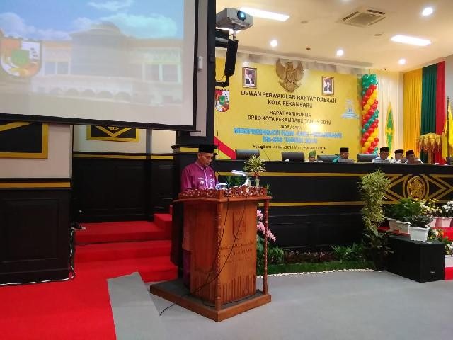 1564806403-RiauBertuah co-Wakil Walikota Pekanbaru Ayat Cahyadi bacakan draft sidang paripurna HUT Kota Pekanbaru Ke-235