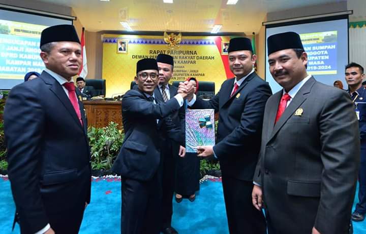 1571212939-RiauBertuah co-Serah jabatan dari Ketua DPRD Kampar Ahmad Fikri periode 2009-2014 ke Ketua I DPRD Kampar Muhammad Faisal