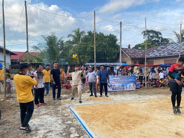 1680617890-RiauBertuah co-7714 Ketua-DPRD-Kampar-Servis-Bola-Pertama-Semi-Open-Turnamen-Bola-Volly-Pauh-Muda-Club-Cup-2